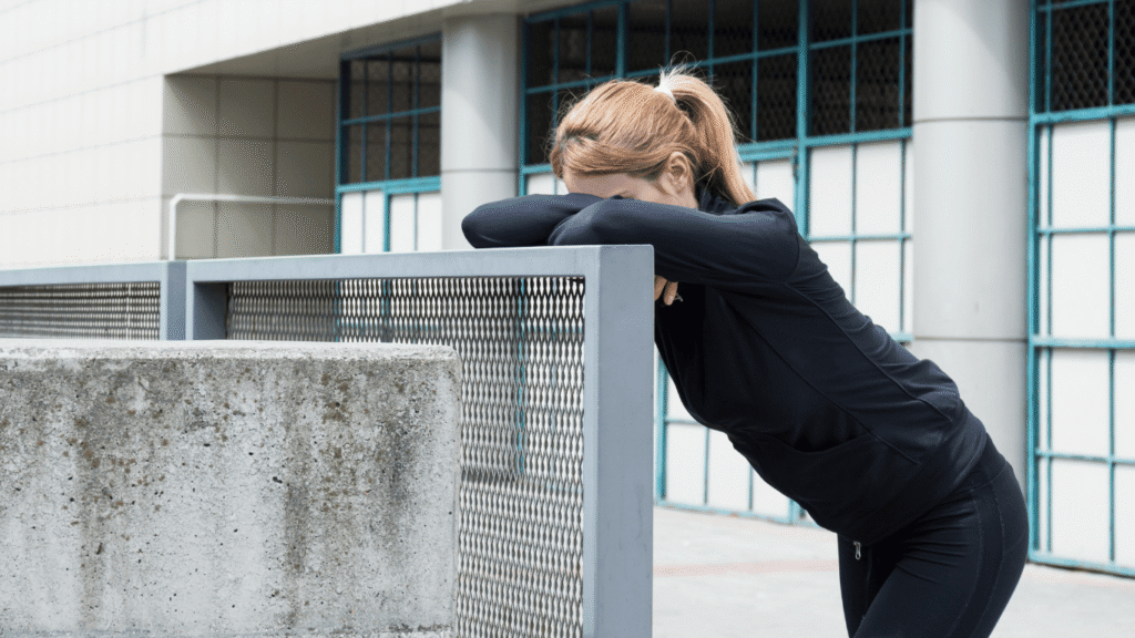 mujer cansada en otoño apoyandose en un bordillo